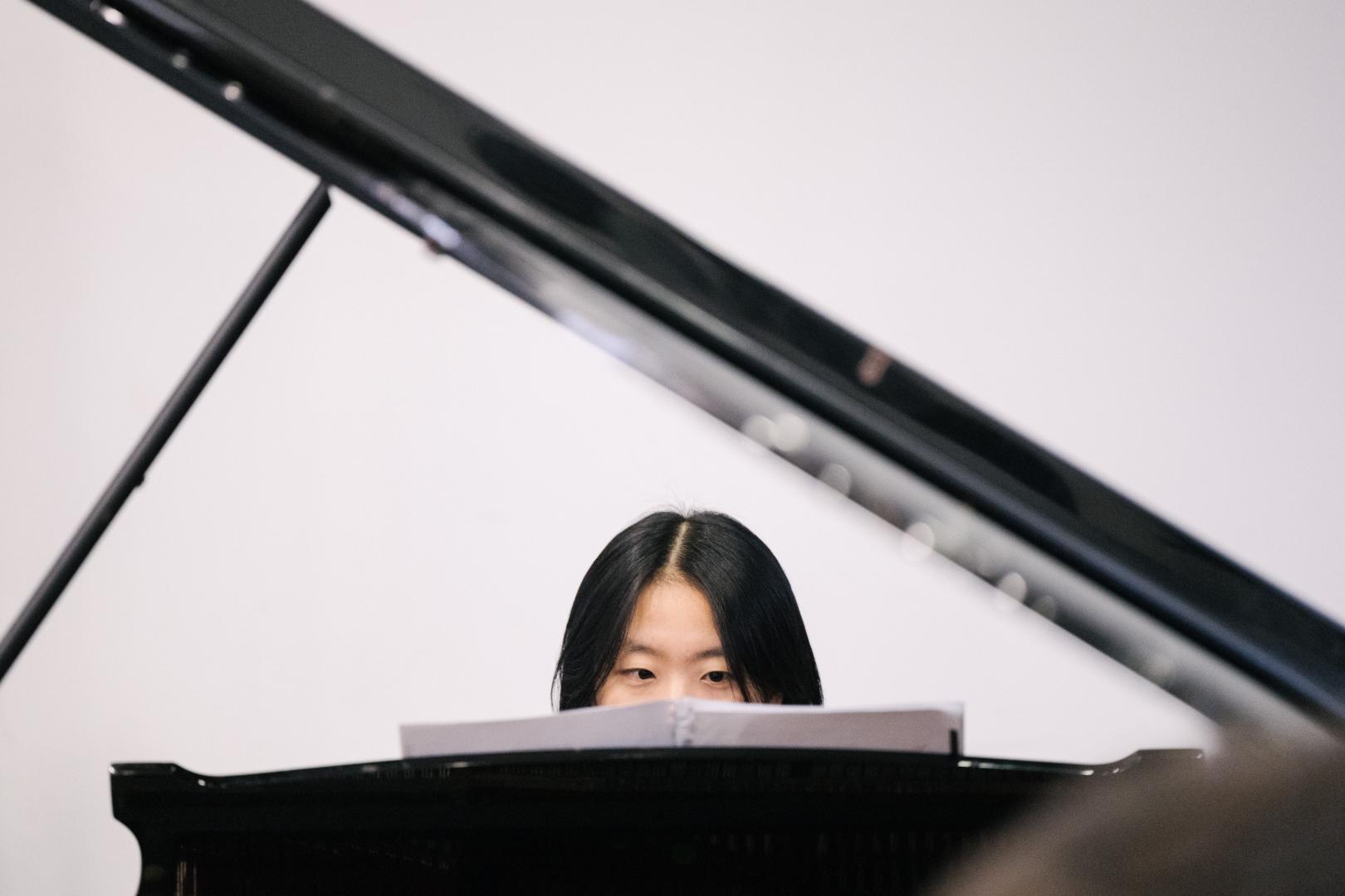 Eine Pianistin konzentriert am Flügel