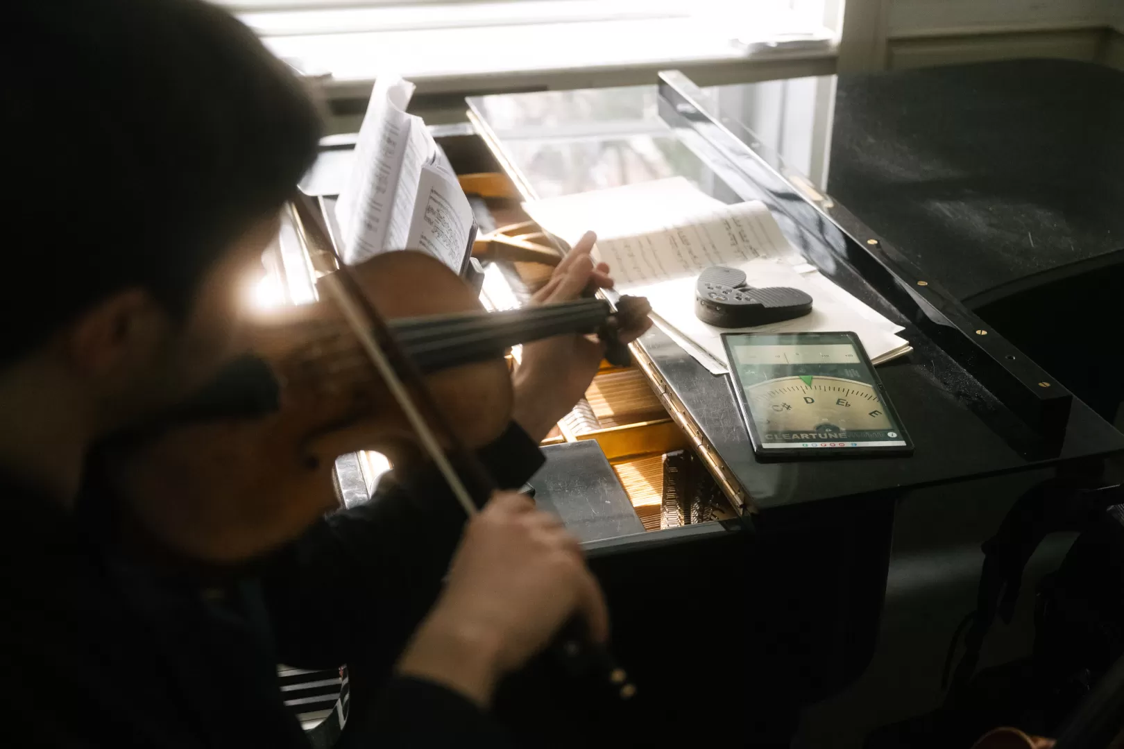 Kammermusikerin beim Einspielen mit ihrer Violine