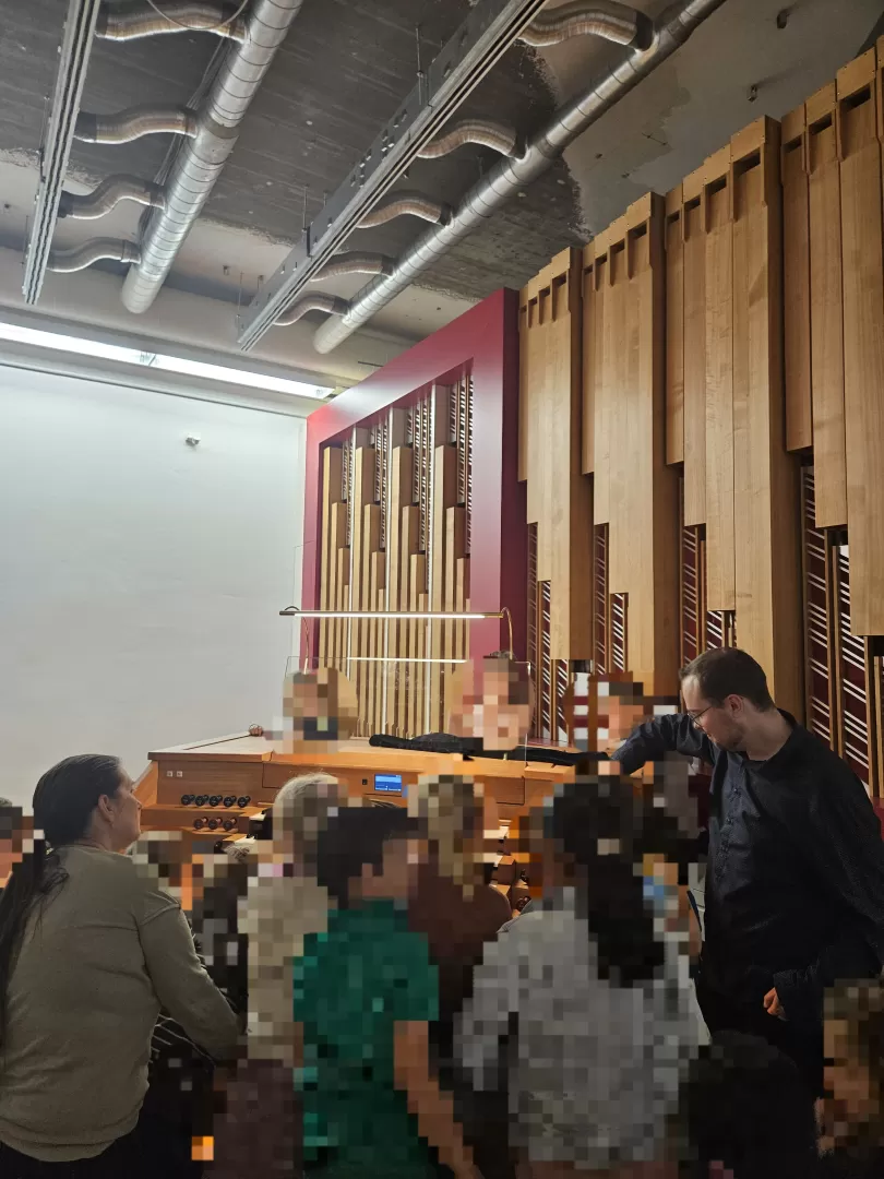 Kinder stehen dicht rund um den Spieltisch, Lukas Euler erklärt.