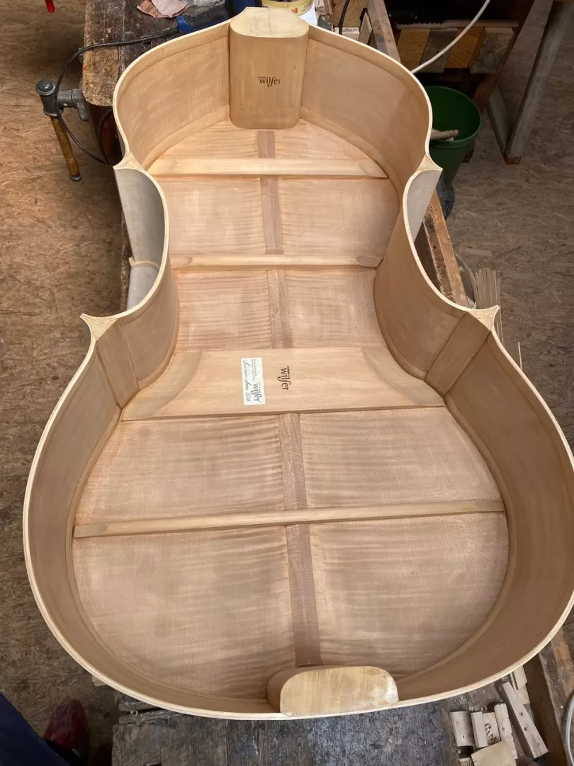 Holzkorpus des entstehenden Kontrabasses
