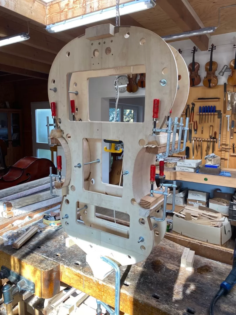Der Holzkorpus des entstehenden Kontrabasses in der Werkstatt