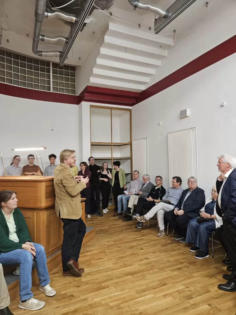 Gruppe im Raum der neuen Rieger-Orgel, Carsten Wiebusch erklärt