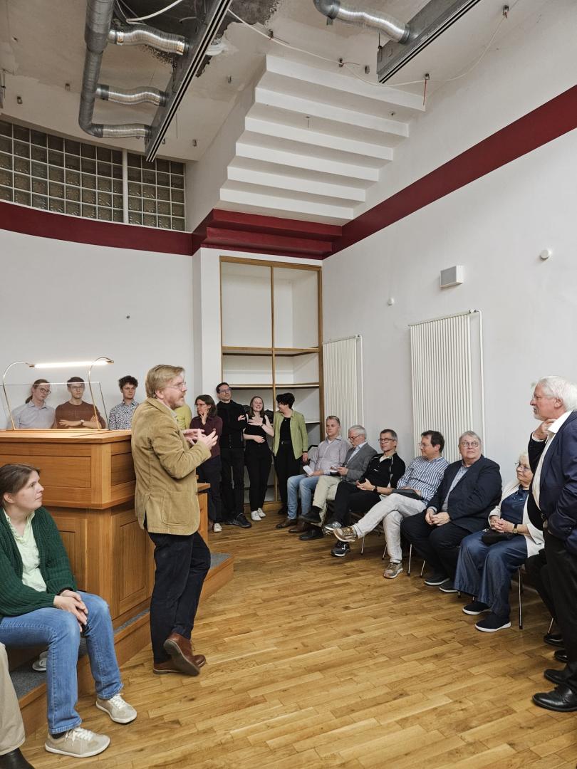 Gruppe im Raum der neuen Rieger-Orgel, Carsten Wiebusch erklärt
