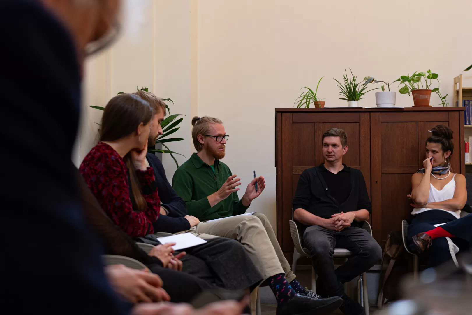 Eine Seminargruppe diskutiert im Stuhlkreis