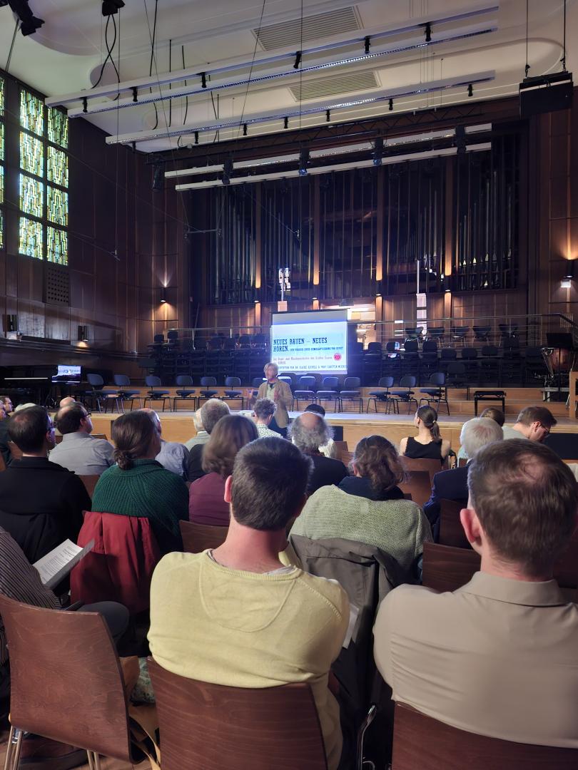 Carsten Wiebusch steht vor Gruppe und hält seine Präsentation