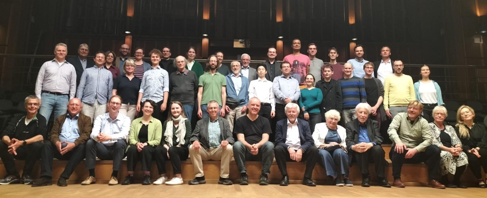 Gruppenfoto mit Ehemaligen und aktuellen Studierenden und Lehrenden im Großen Saal