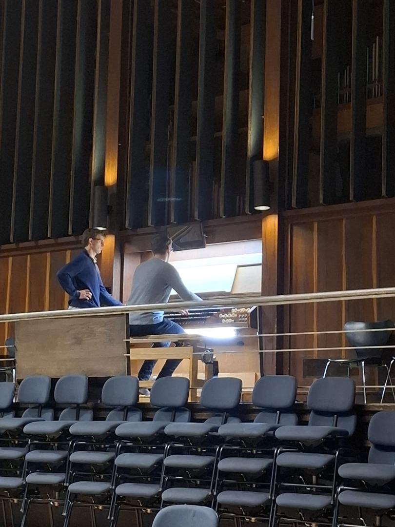 Student spielt an der Orgel im Großen Saal