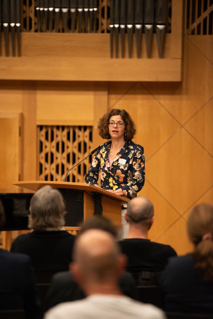 Prof. Dr. Melanie Wald-Fuhrmann spricht im Kleinen Saal der HfMDK.