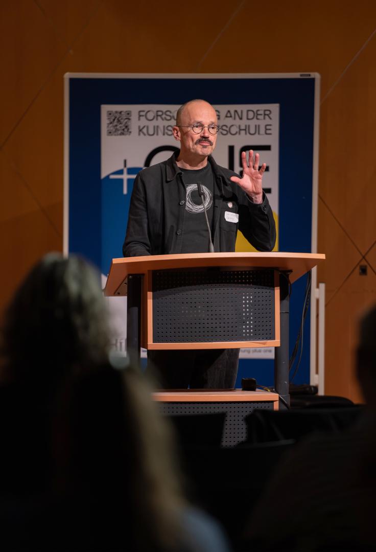 Prof. Dr. Christian Grüny spricht im Kleinen Saal der HfMDK.
