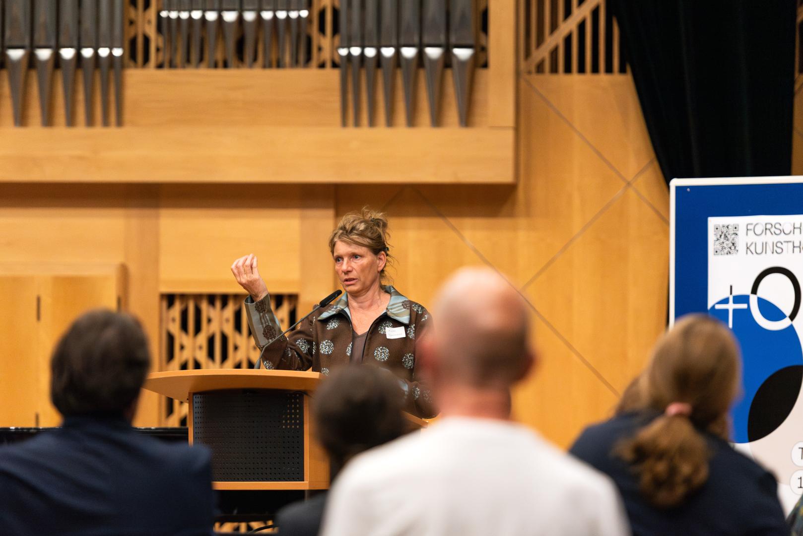 Prof. Dr. Anke Haarmann spricht im Kleinen Saal der HfMDK.