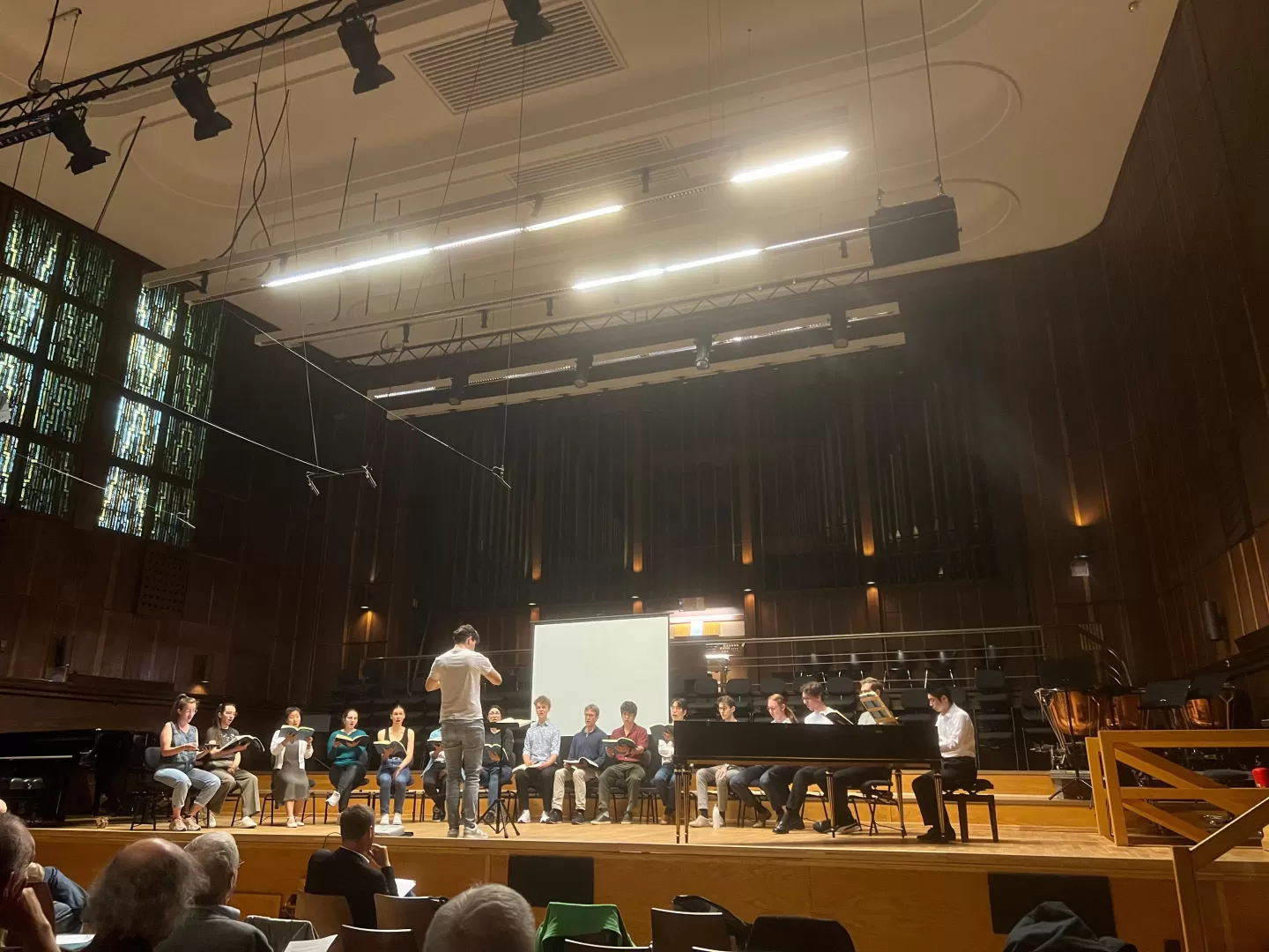 StudioChor auf der Bühne des Großen Saals