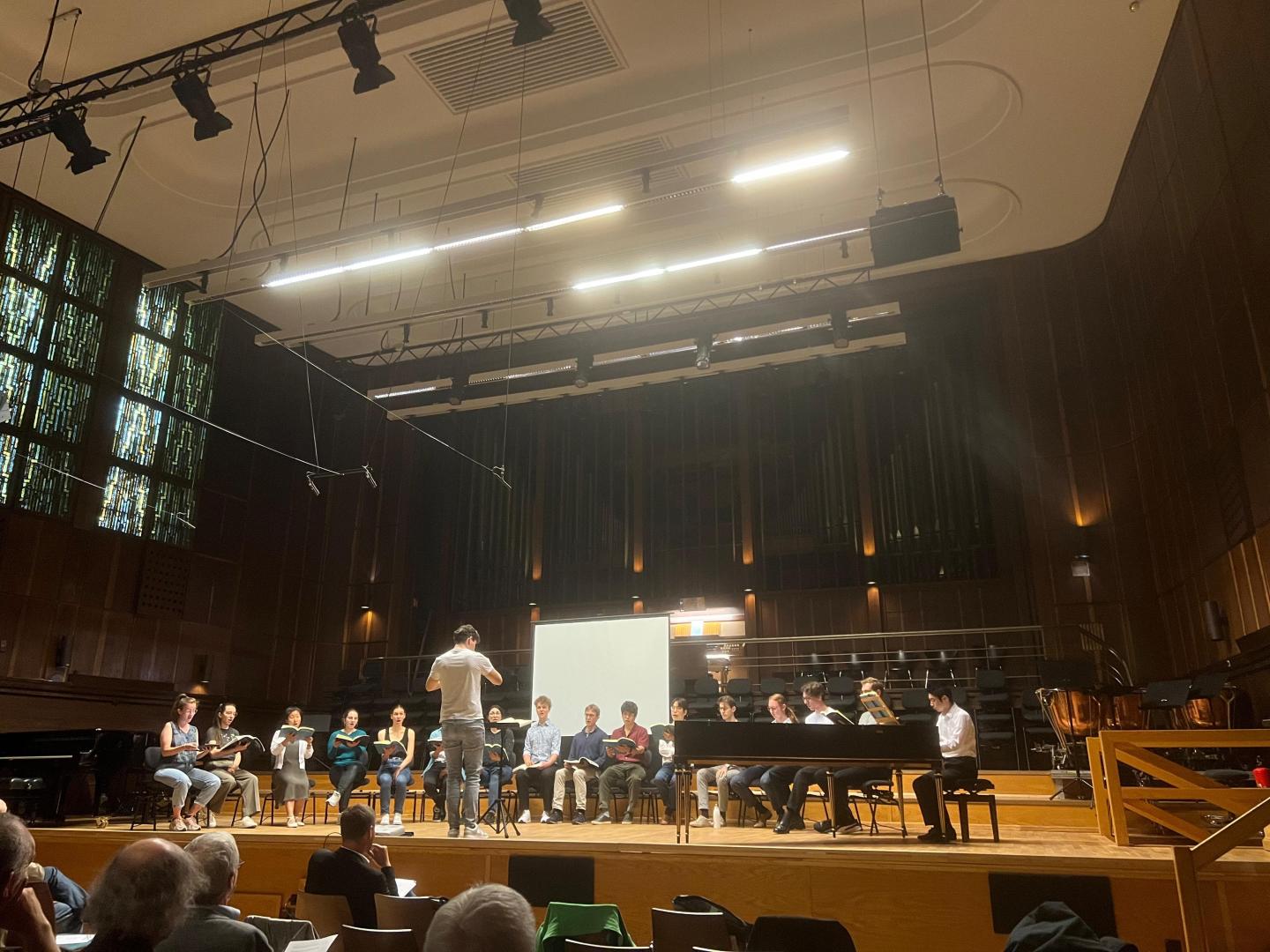 StudioChor auf der Bühne des Großen Saals