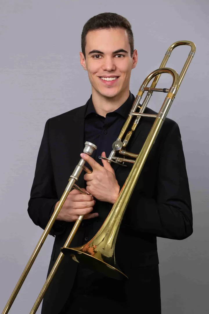 Portraitfoto von Manuel Duppel Valenzuela mit Posaune