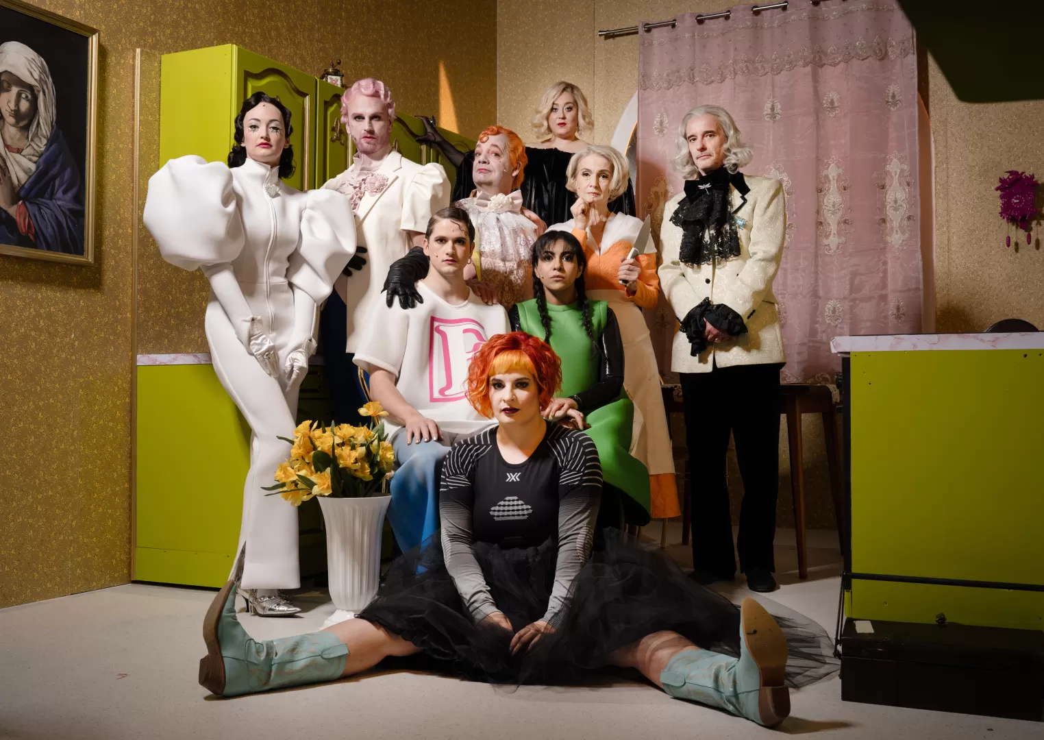 Neuen Leute sitzen auf einem Sofa oder stehe davor und posieren wie eine Familie.