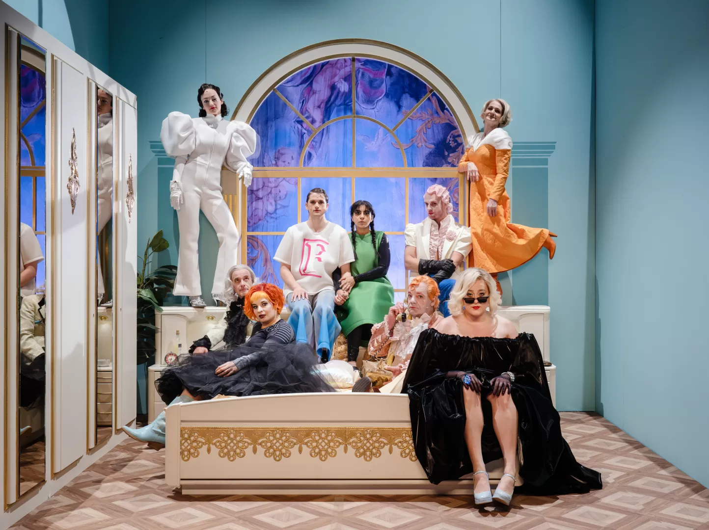 Neuen Leute sitzen auf einem Sofa oder stehe davor und posieren wie eine Familie.