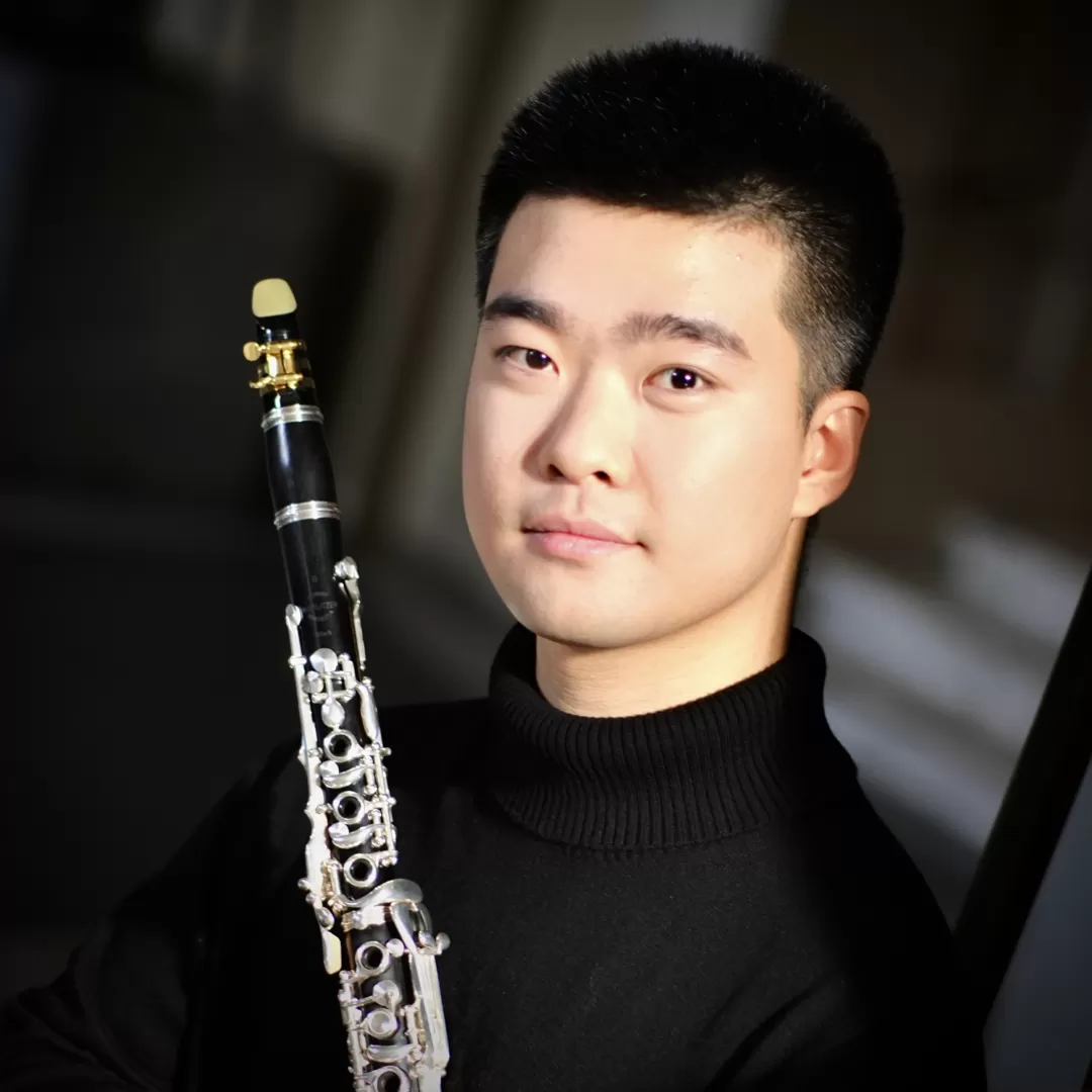 Portraitfoto von Hanwen Liu mit Klarinette