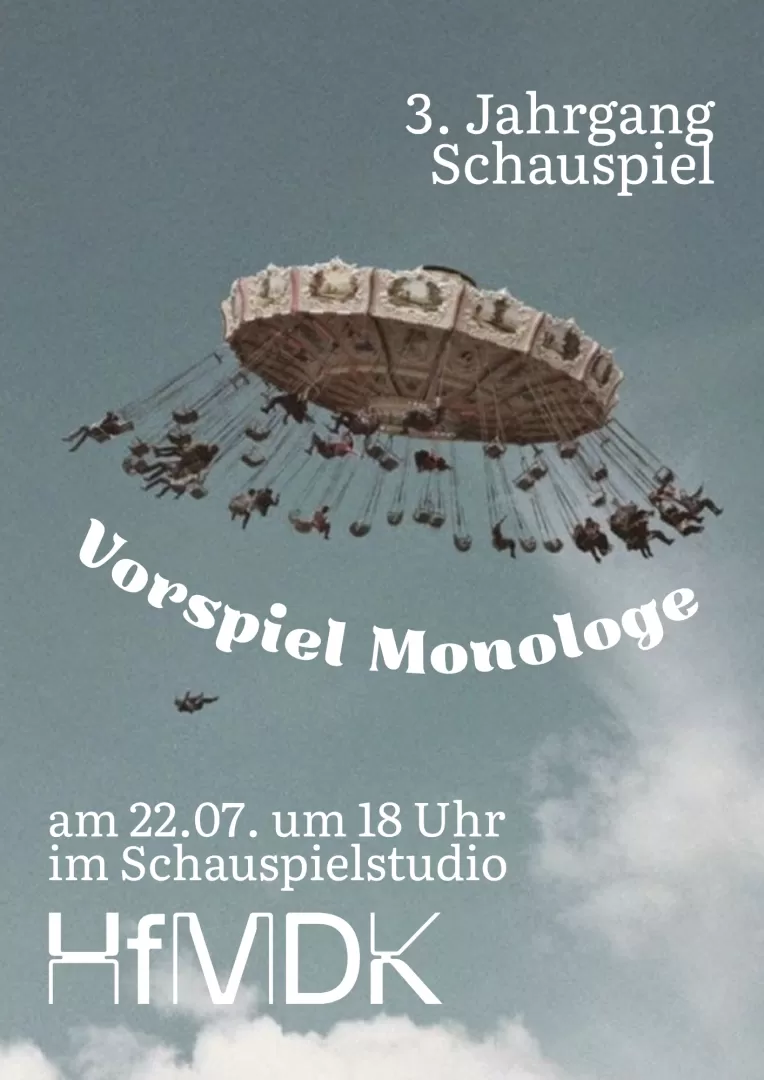 Karussel auf bewölktem Himmel.