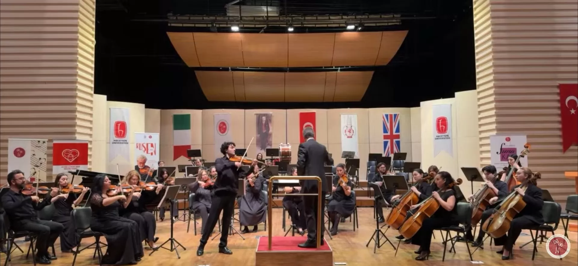 Arcan İsenkul spielt Solo Bratsche mit einem Orchester.