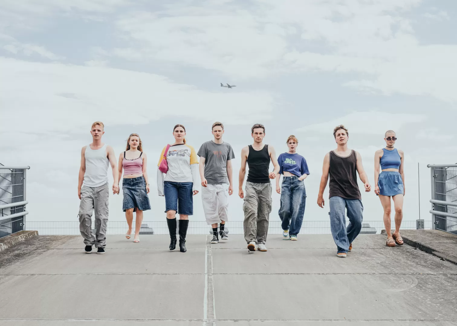 Gruppe von acht Personen läuft nebeneinander.
