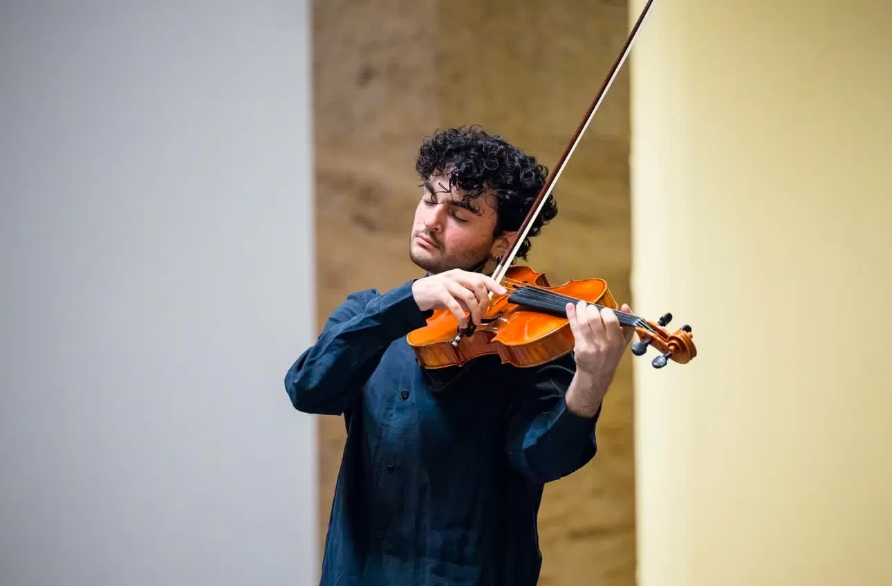 Arcan İsenkul spielt mit geschlossenen Augen Viola