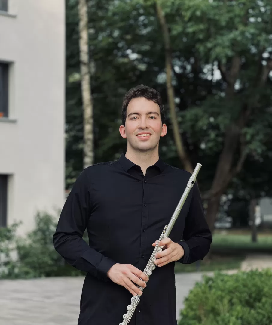 Jaume Sans Juanico hält seine Querflöte in den Händen und lächelt in die Kamera