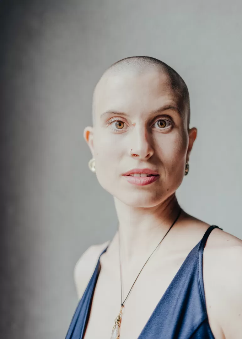 Lisa blick mit offenem Blick in die Kamera.