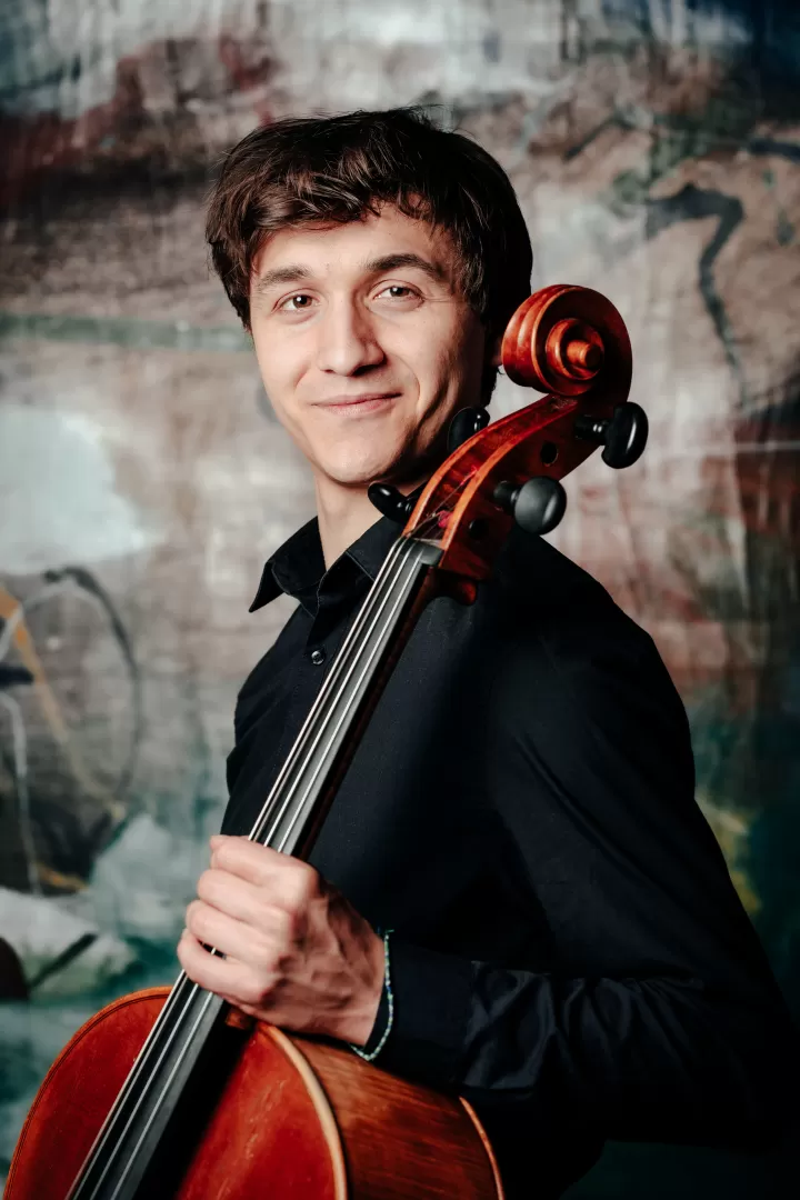 Portraitfoto von Simon Napp mit Cello