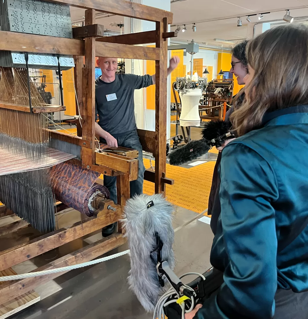 Die Studierenden nehmen eine Webmaschine auf.