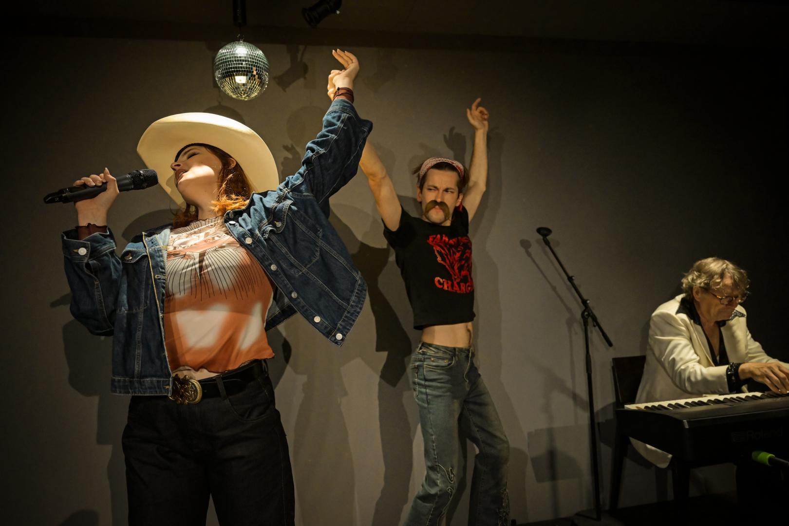Zwei Cowboys singend und tanzend.
