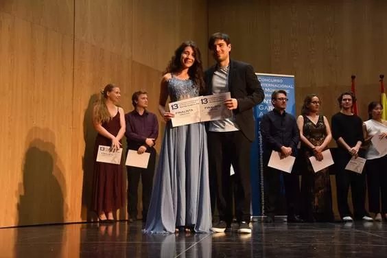 Das Varua Duo posiert mit Urkunden beim Wettbewerb