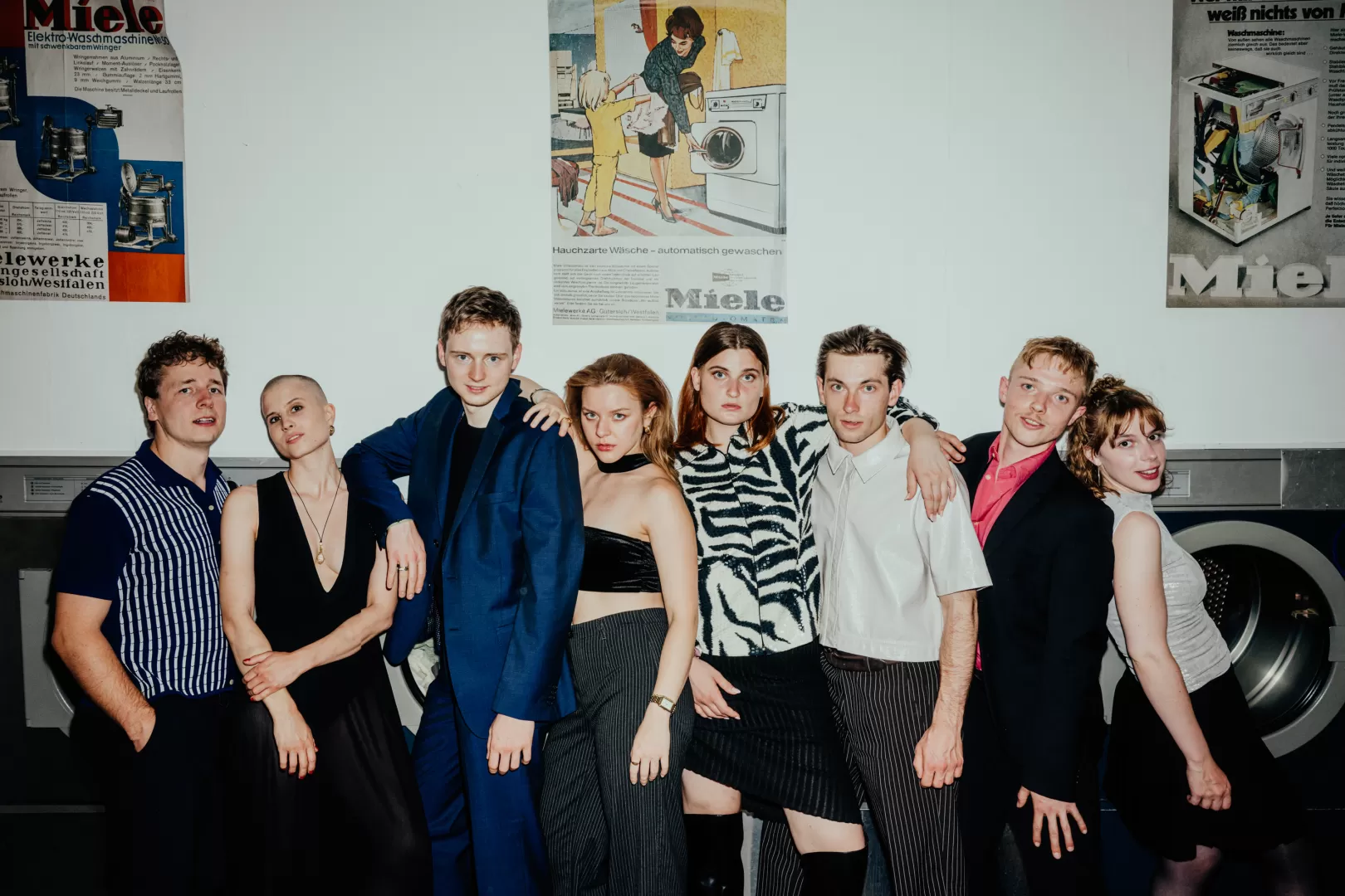 Gruppenfoto im Waschsalon der Schauspielabsolvierenden 2026.