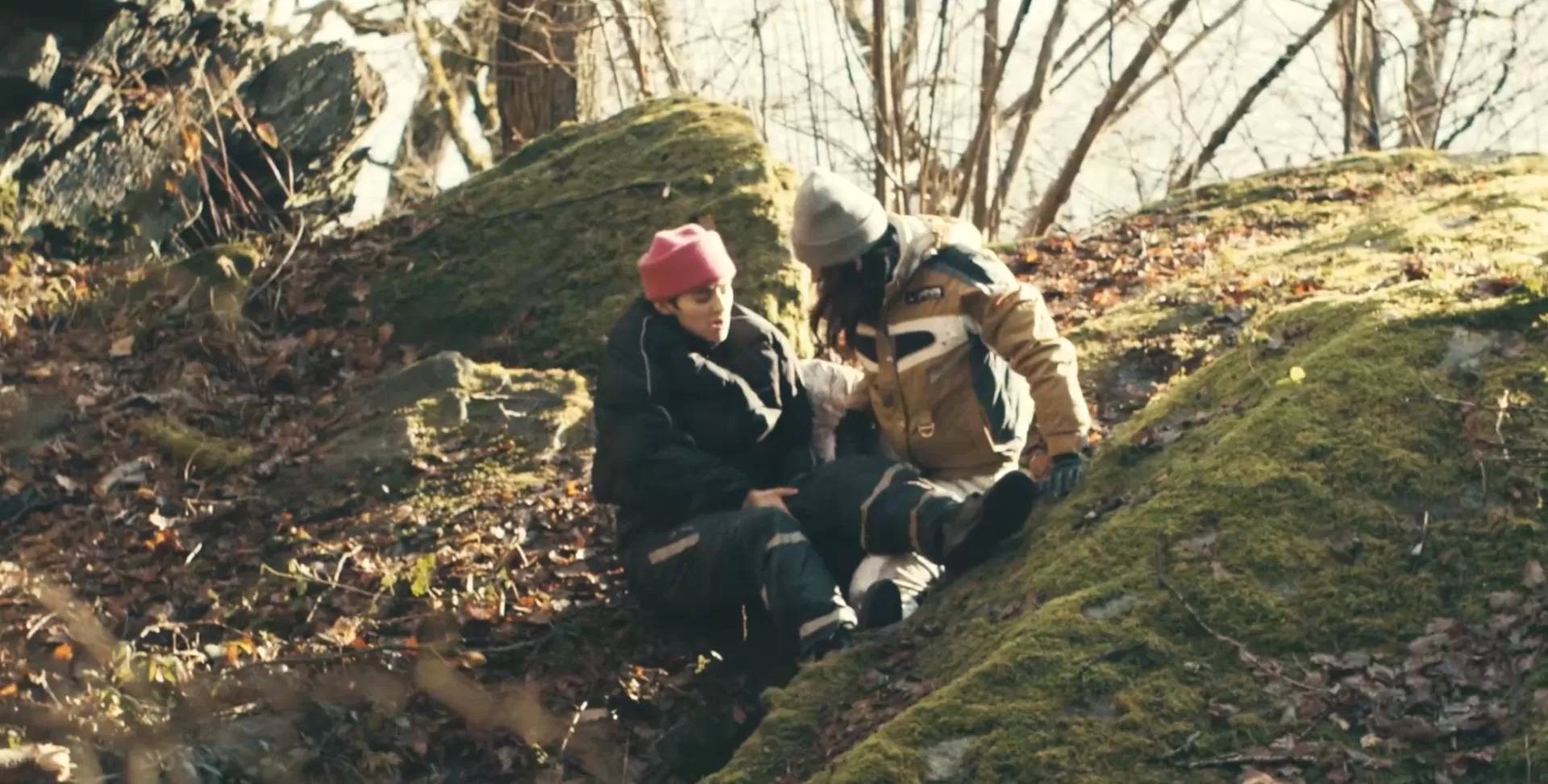 Zwei junge Frauen, die eine verletzt, im Wald.