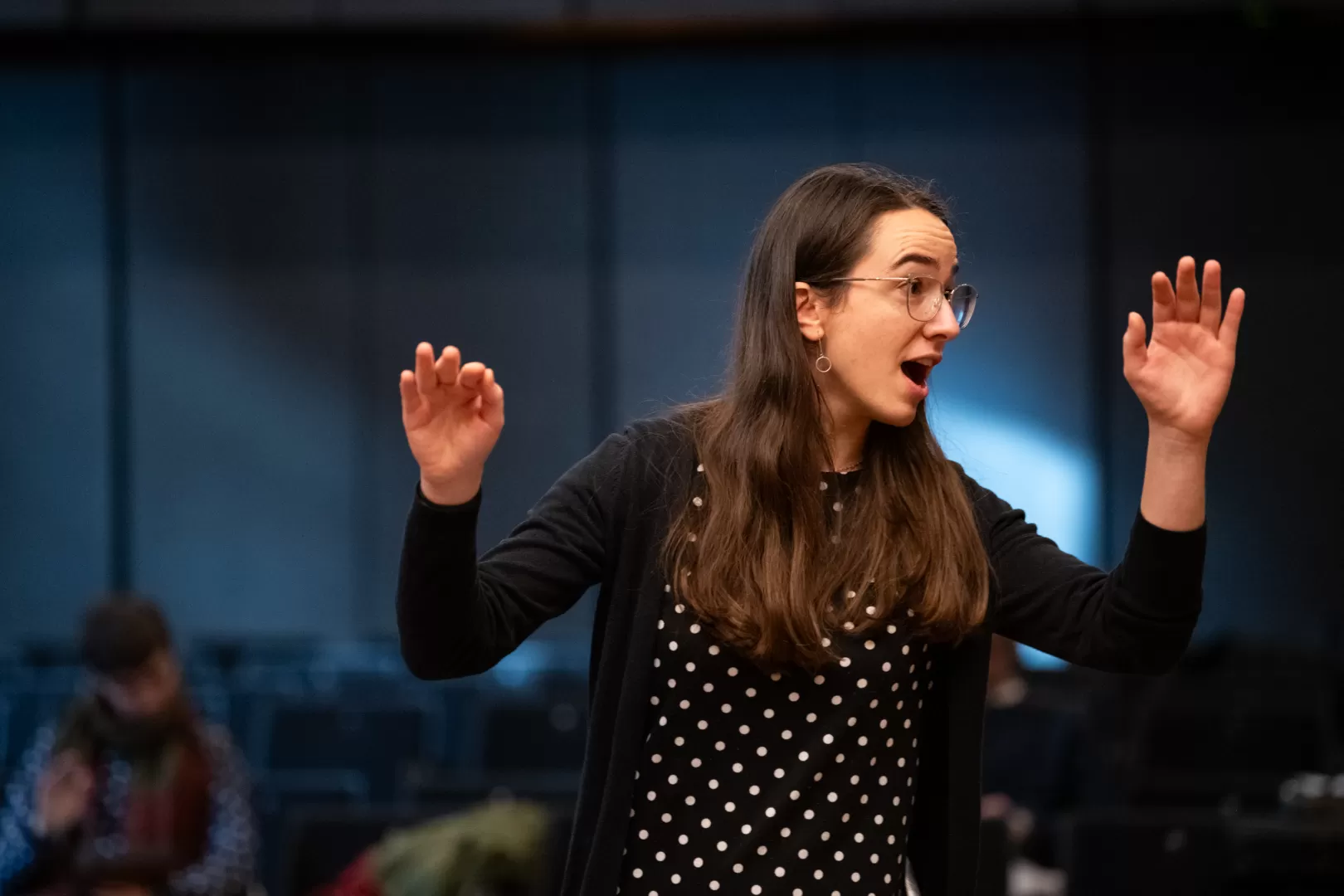 Dirigierstudentin bei einer Probe