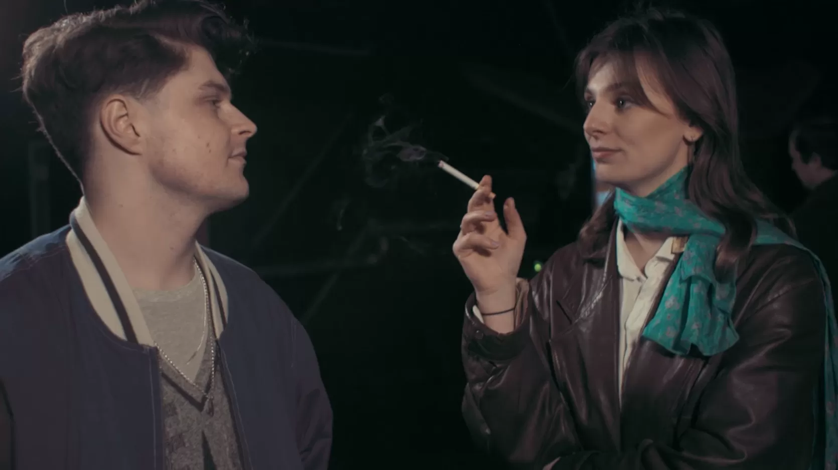 Zwei Personen rauchen Zigaretten.