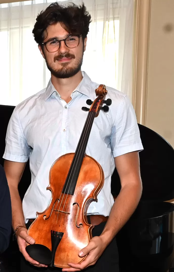 Portraitfoto von Eike Coetzee mit Viola