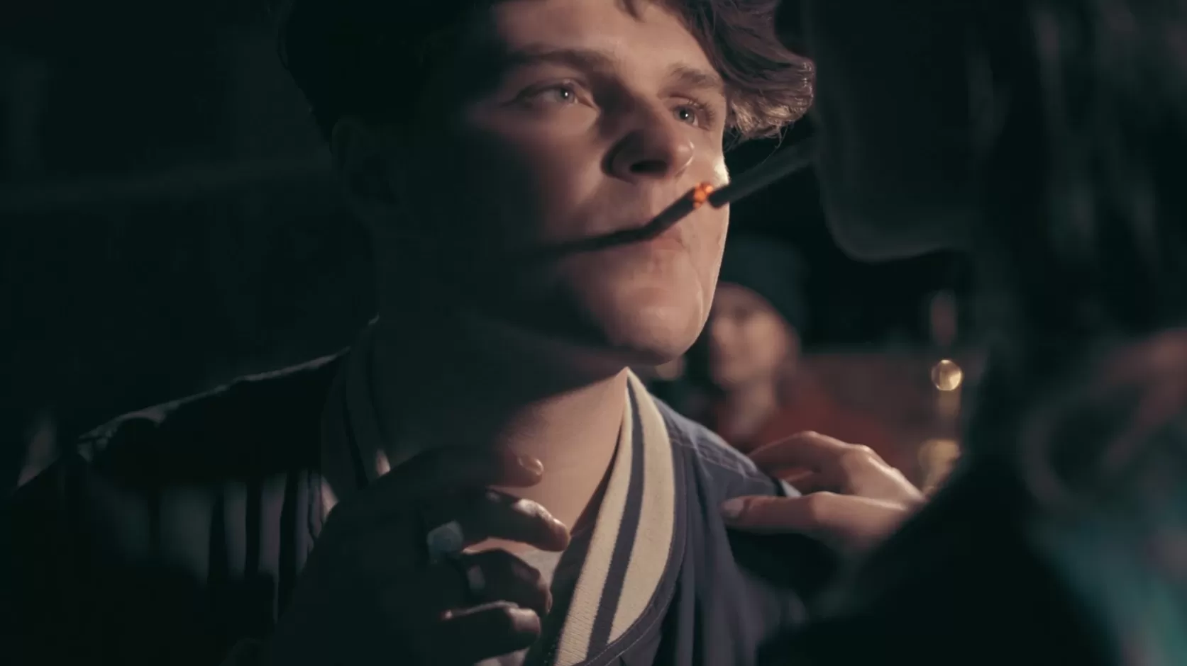 Mann, der sich eine Zigarette anzündet.