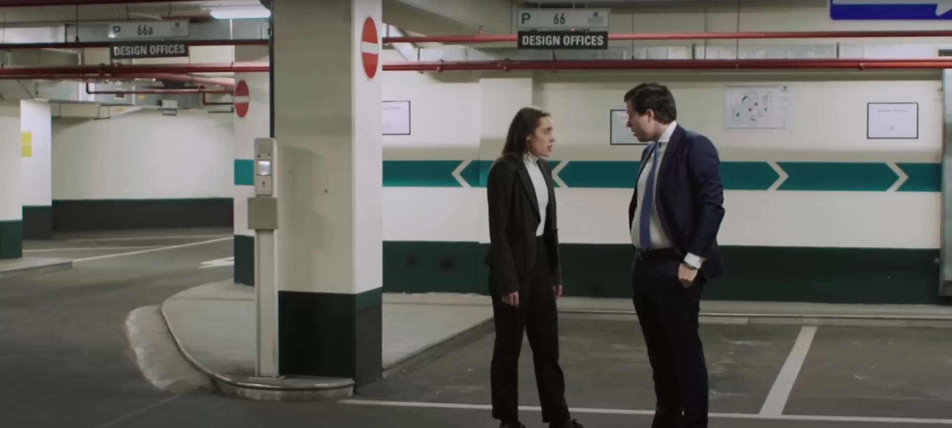 Zwei Geschäftspersonen in einer Tiefgarage.