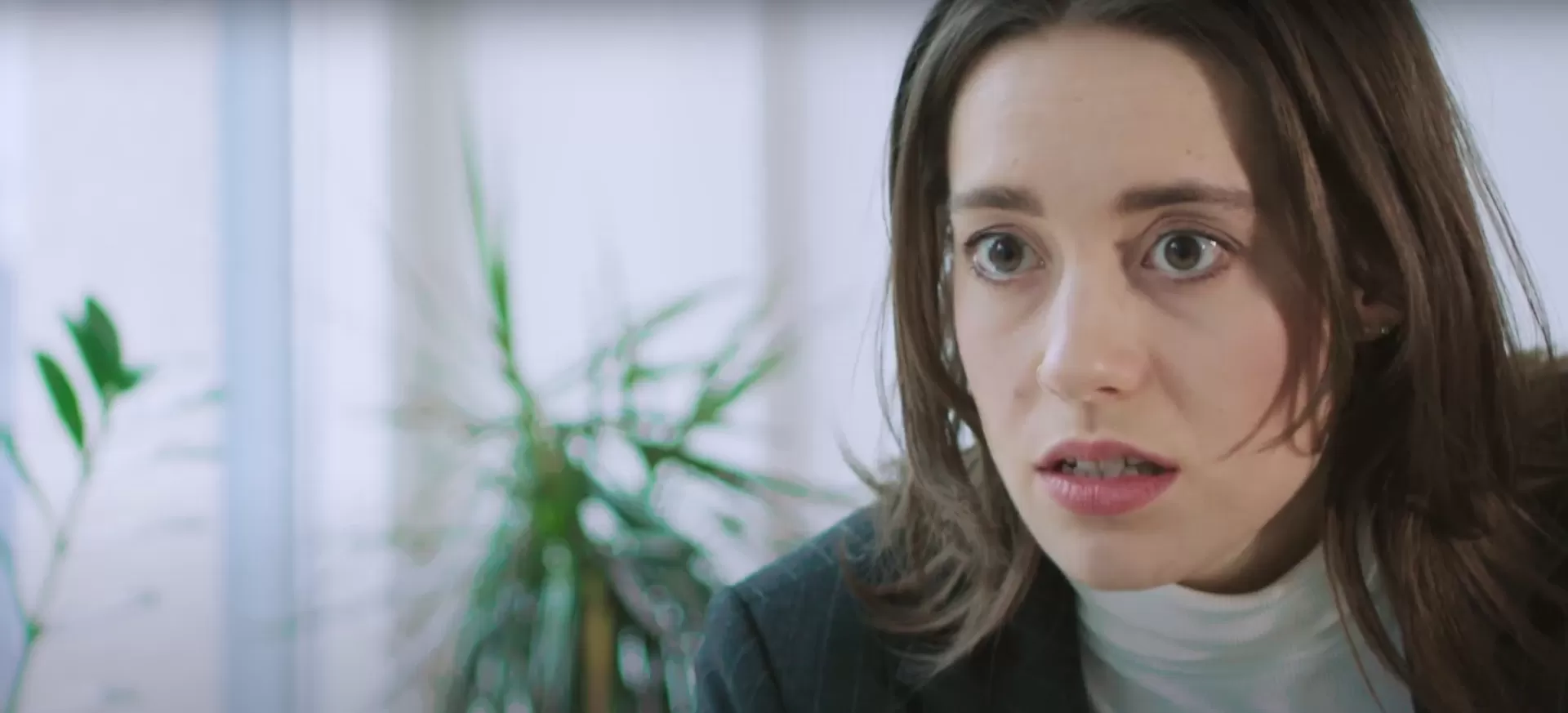 Eine junge Frau schaut wütend ihren Gegenüber an.