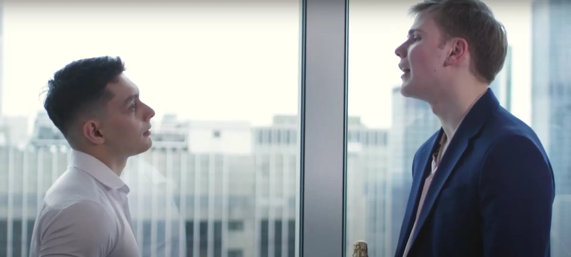 Zwei Männer stehen sich in einem Büroraum gegenüber.