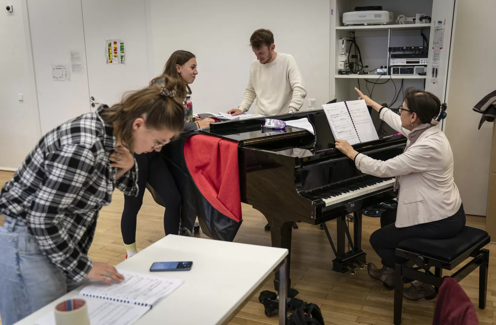 Besprechung am Klavier während einer Musiktheaterprobe