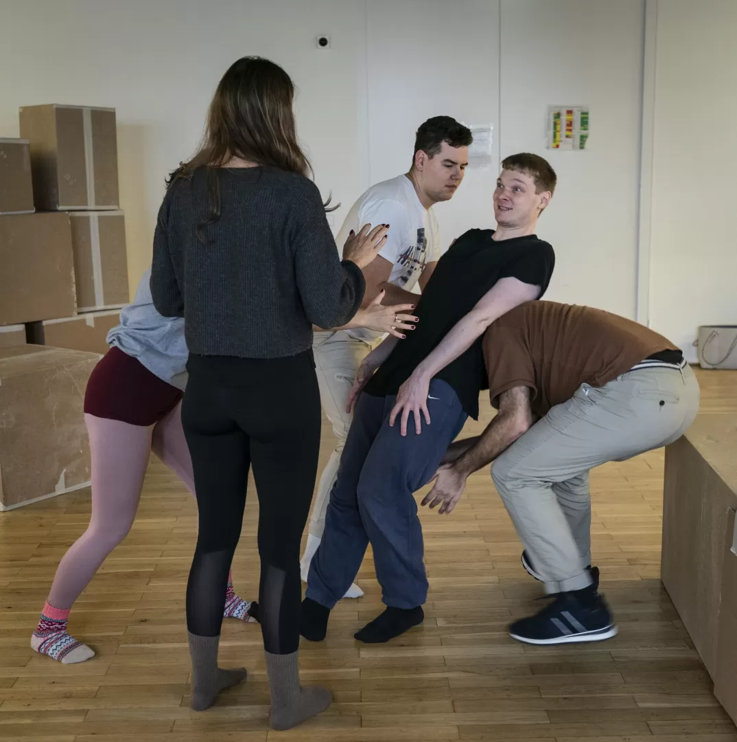 Sänger*innen in einer Szenenprobe