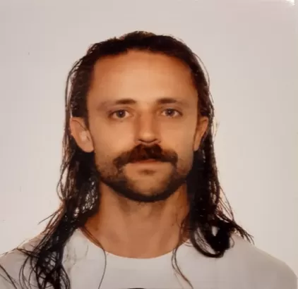 Portrait eines jungen Mannes mit langen Haaren