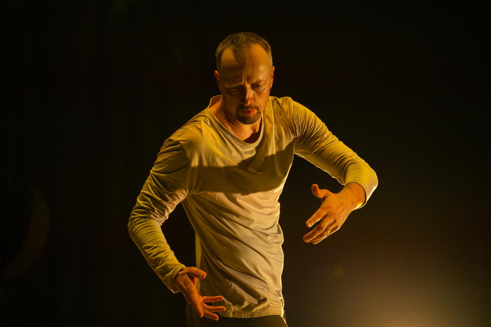 Kenneth Flak Mann mit einem gedrehten oberkörper