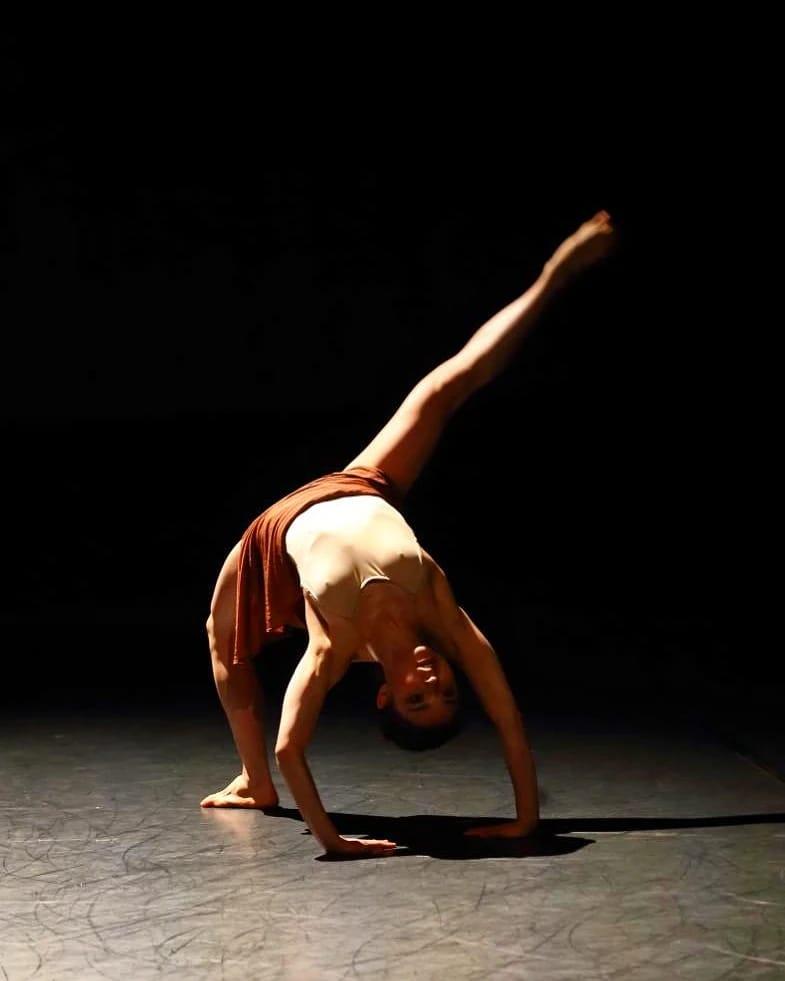 dancer archimg back with hight leg