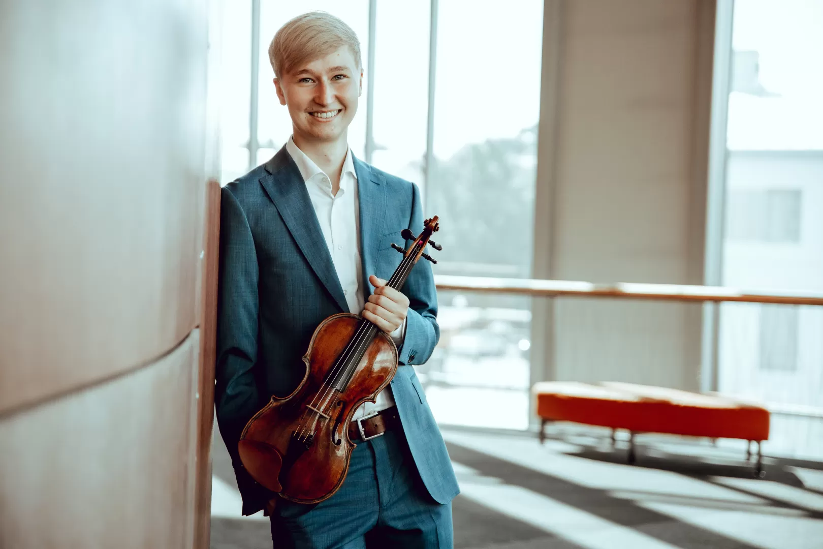 Porträtfoto Hans Christian Aavik mit Violine