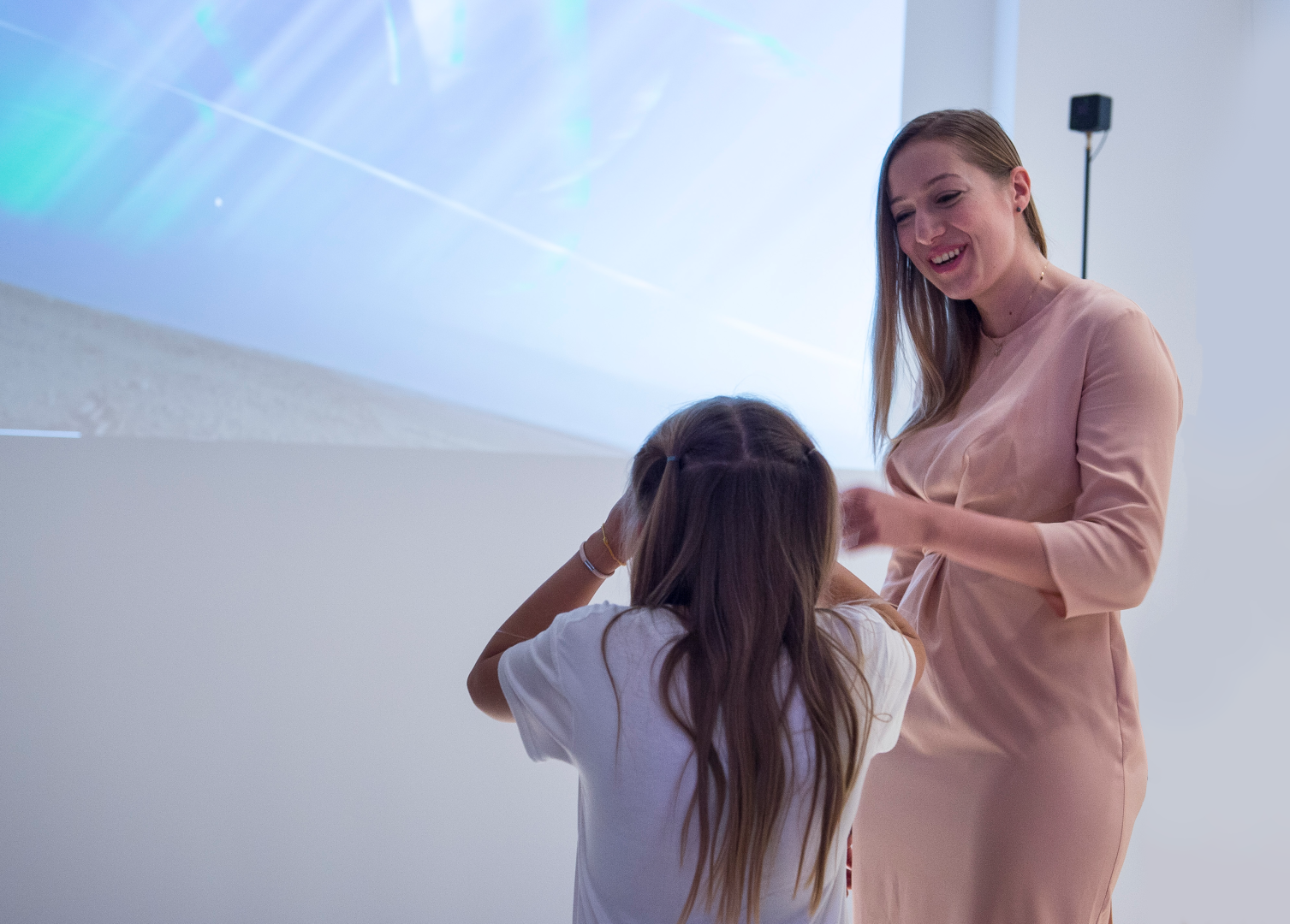 Mariam Rafehi Frau mit langen Haaren in einem Kleid