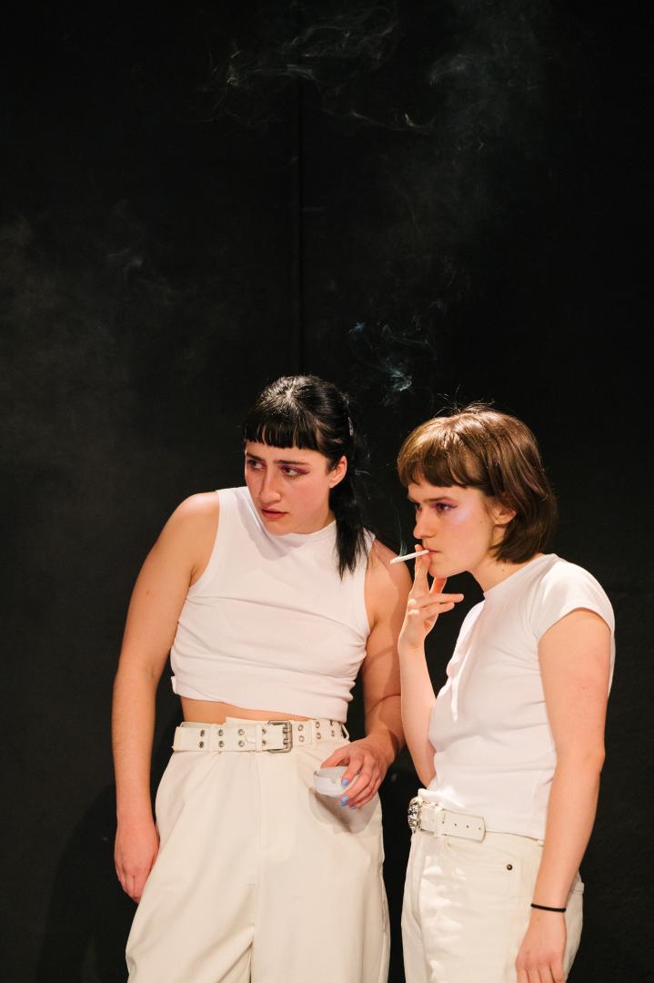 Wir sollten darüber schreiben warum dieses Land nicht Liebe exportiert. Paula