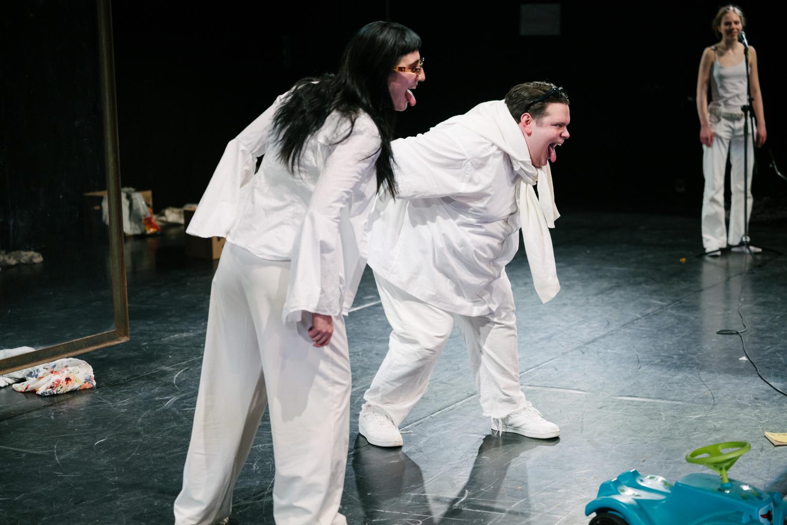 Aber ein neues Bein kann man sich davon nicht kaufen. Ensembleprojekt