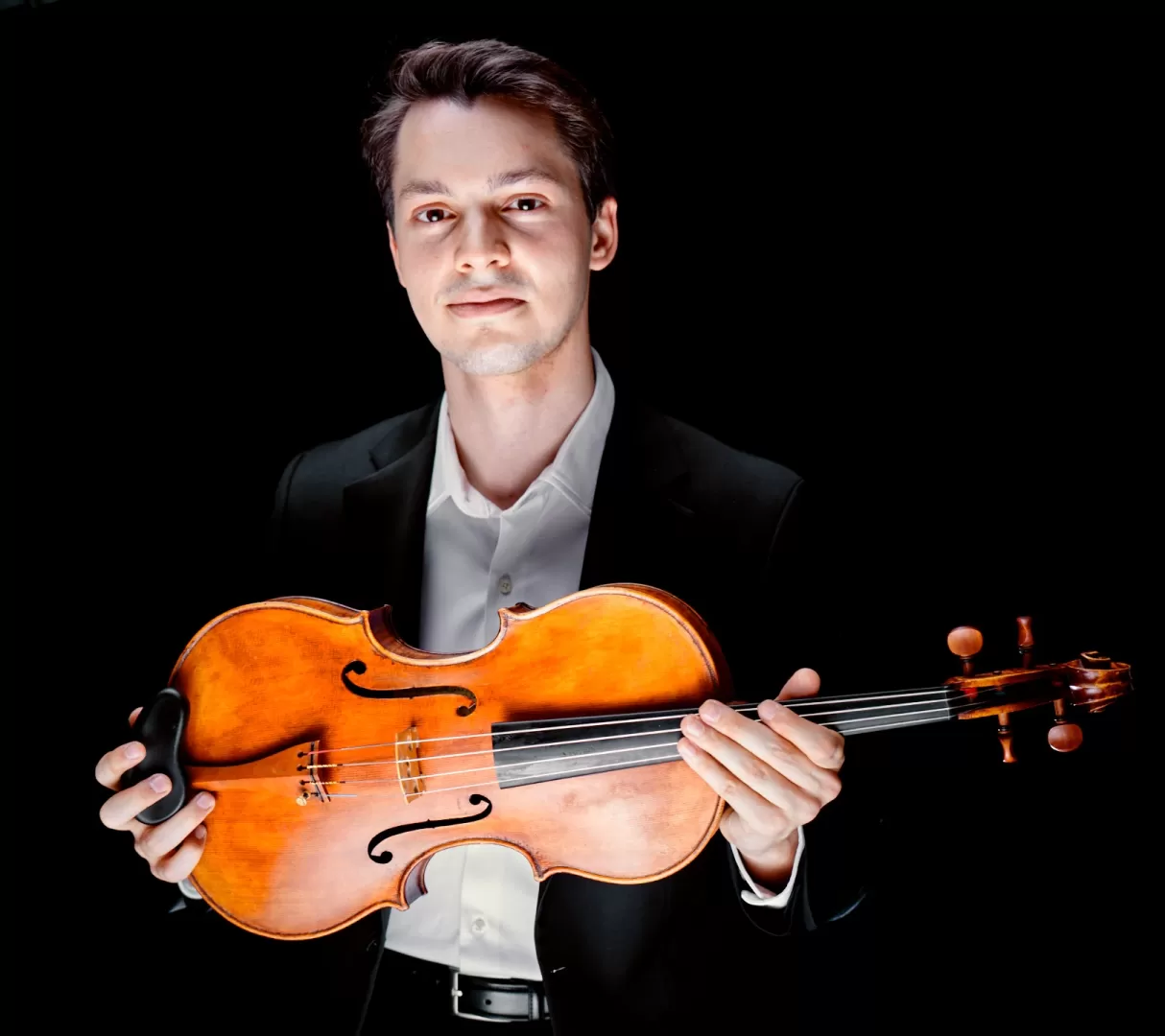 Porträtfoto Brian Isaacs mit Viola