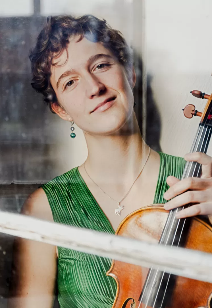 Porträtfoto von Sophie Kiening mit Viola